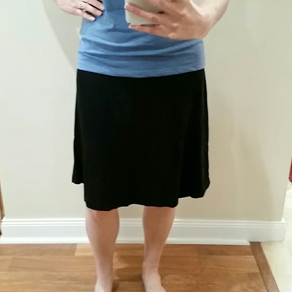 🌺 3 for $20 🌺 Simple, black, flowy skirt - Picture 2 of 2